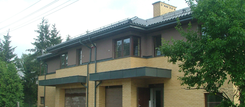 dwurodzinny dom w Łomiankach z niesymetrycznymi segmentami